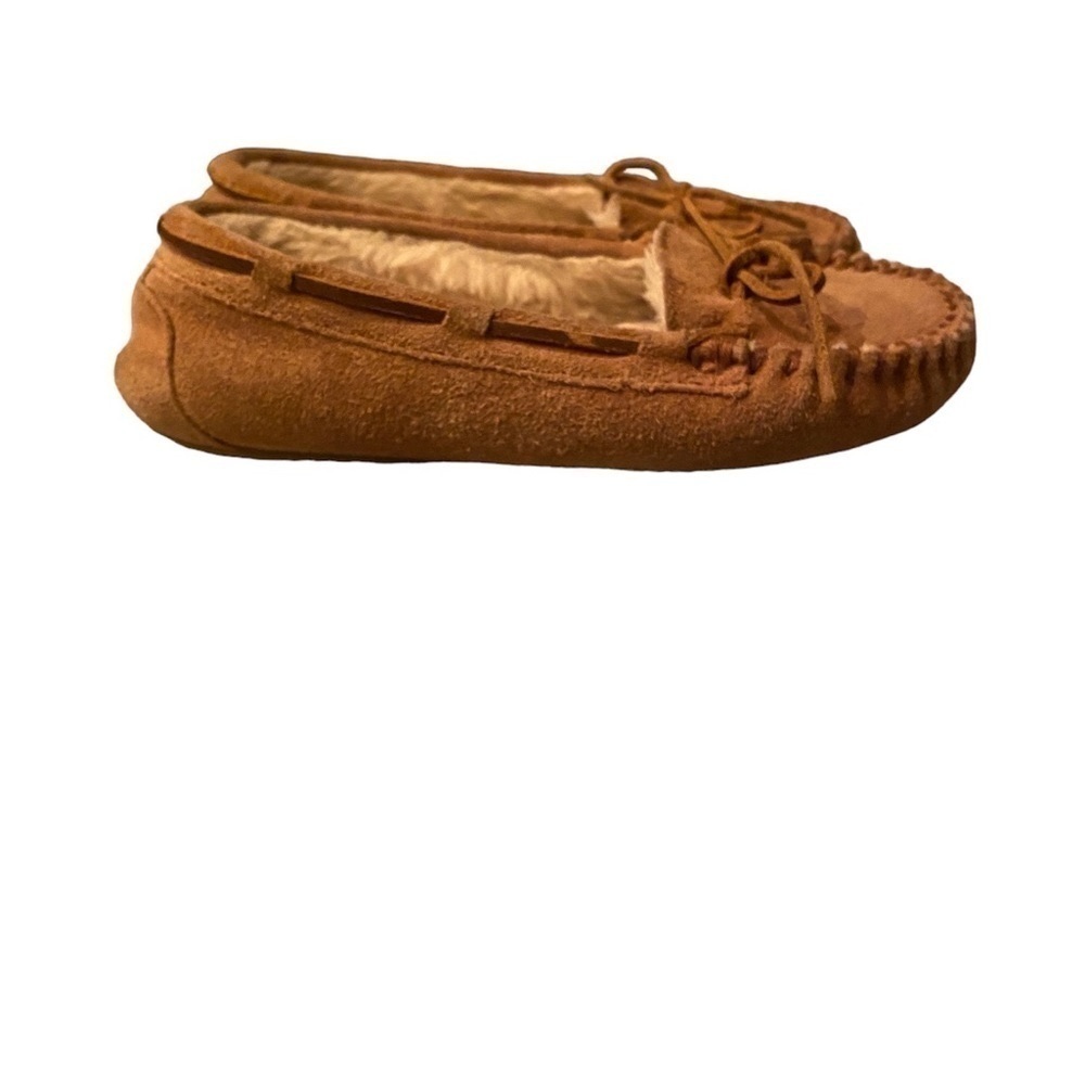 Minnitonka Womenโs Leather Moccasins